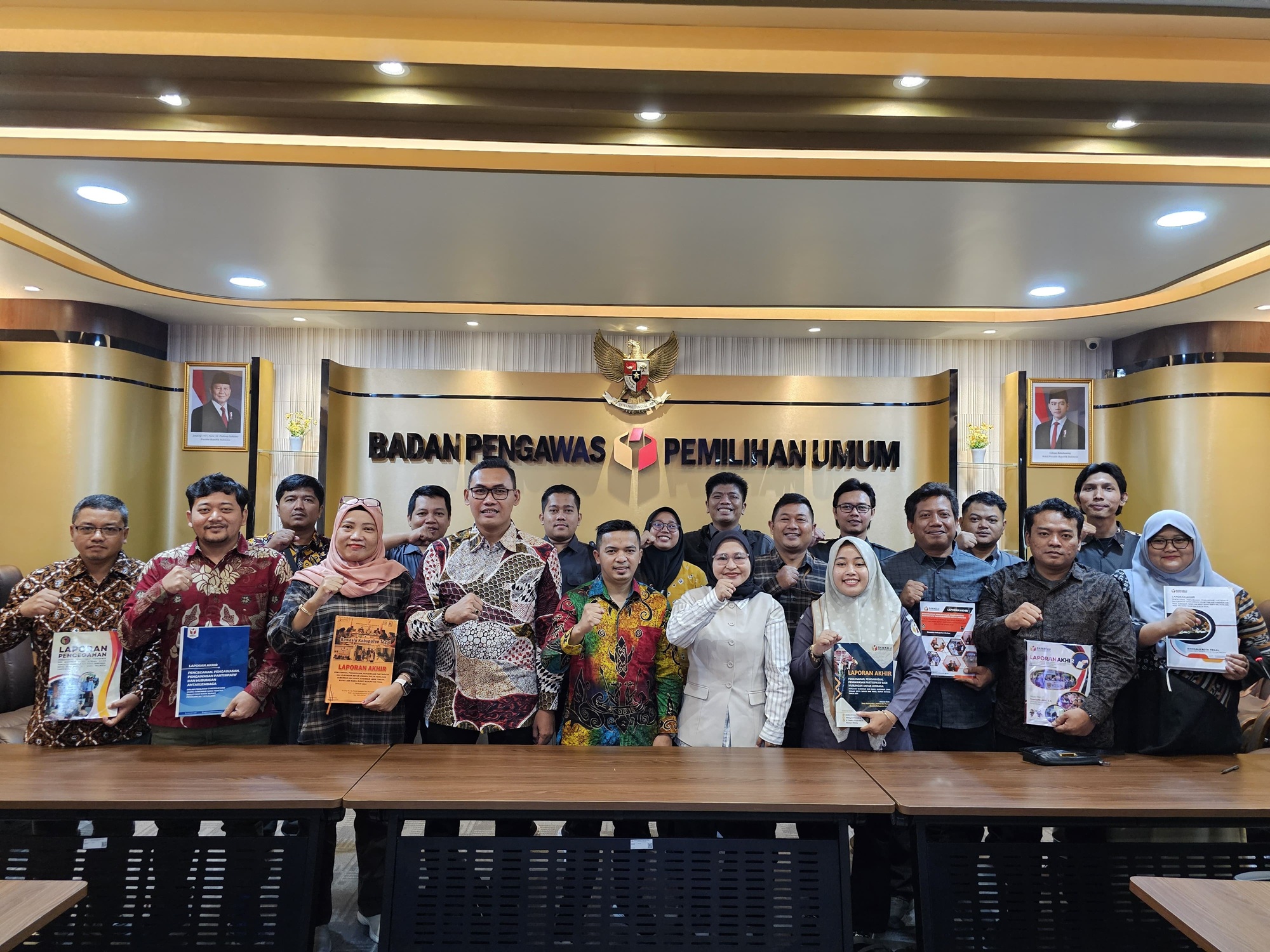 FotoBersamaPenyerahanLaporanAkhirP2