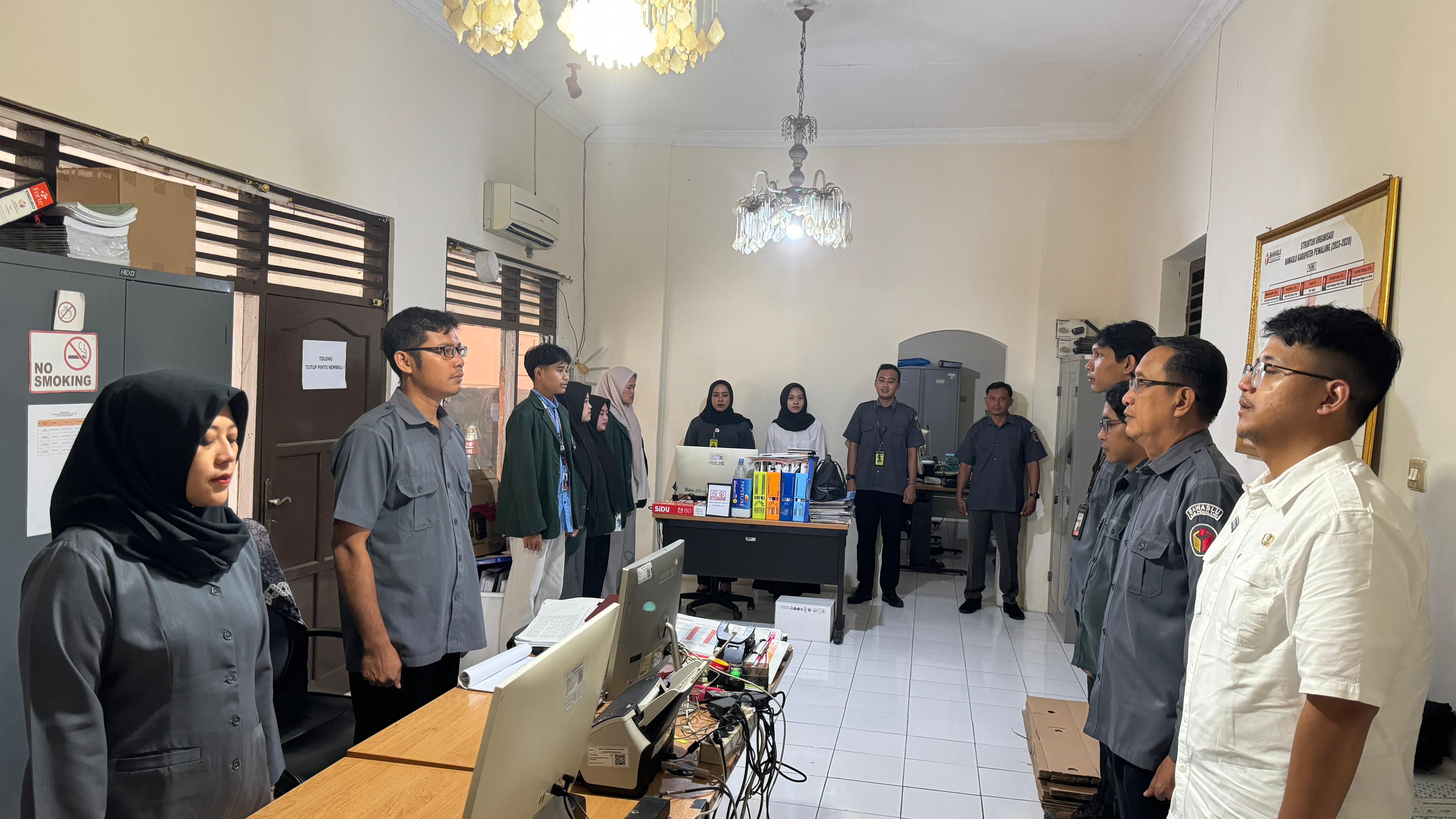 Memperdengarkan Lagu Kebangsaan Indonesia Raya