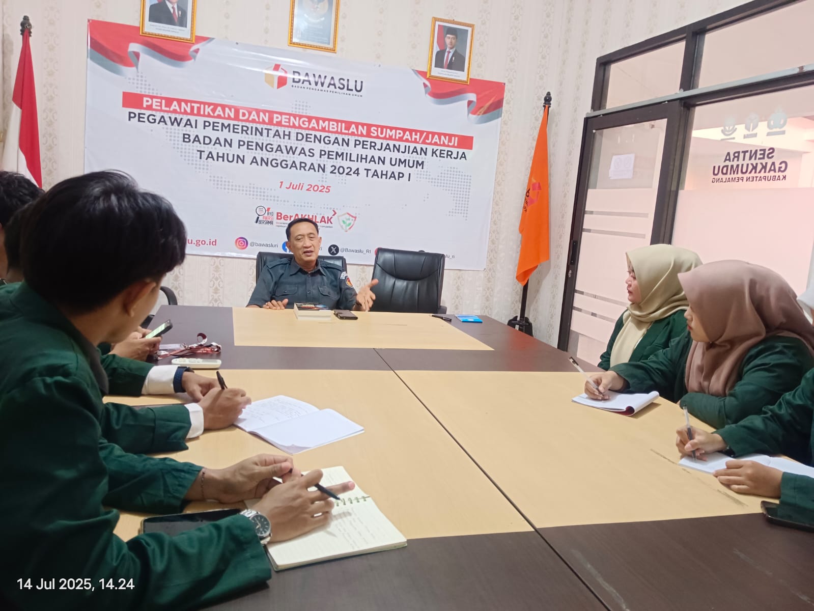 Ketua Bawaslu Pemalang Saat Mengisi Materi Mahasiswa PPL UIN Pekalongan