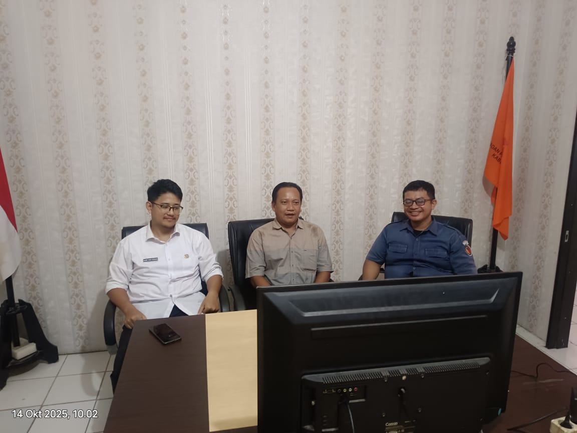 Koordinator Hukum dan Penyelesaian Sengketa Bawaslu Kabupaten Pemalang, Chairul Umam beserta staf Ikuti Selasa Menyapa (14/10/2025)