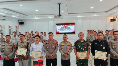 Dokumentasi Penyerahan Penghargaan