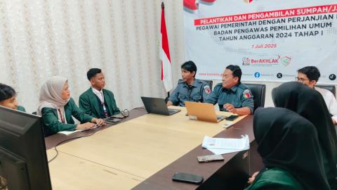 Pemberian Materi Pengawasan Partisipatif dan Kehumasan