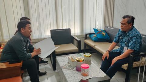 anggota Bawaslu Pemalang dengan Kepala Dinas Cabang Pendidikan XII