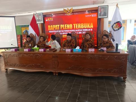 Rapat Pleno Terbuka Rekapitulasi Pemutakhiran Data Pemilih Berkelanjutan (PDPB) Triwulan III Tahun 2025 