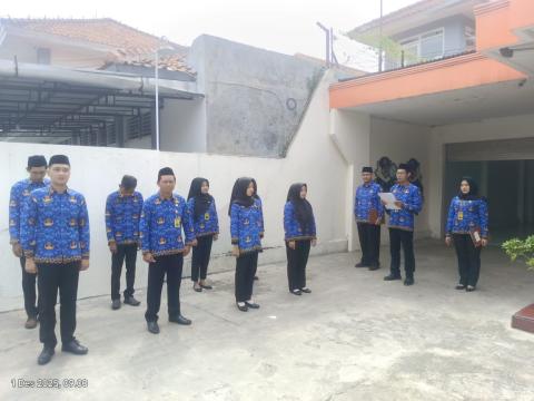 Pemalang – Halo, #SahabatBawaslu, Bawaslu Kabupaten Pemalang melaksankan kegiatan Upacara Hari Ulang Tahun (HUT) Korps Pegawai Republik Indonesia (KORPRI) Ke-54 Tahun 2025 di Halaman Kantor Bawaslu Kabupaten Pemalang (01/12/2025). Pada upacara tersebut, Ketua Bawaslu Pemalang, Sudadi, S.H., berlaku sebagai Pembina Upacara. Sebelum amanah dari Pembina, Aparatur Sipil Negara (ASN) di lingkungan Bawaslu Kabupaten Pemalang terlebih dahulu membaca Panca Prasetya KORPRI atau disebut juga sebagai sumpah/janji. Ket