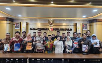 FotoBersamaPenyerahanLaporanAkhirP2