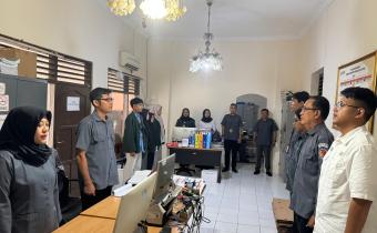 Memperdengarkan Lagu Kebangsaan Indonesia Raya